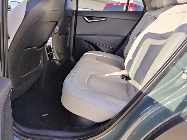 Used 2024 Kia Niro EX image 9