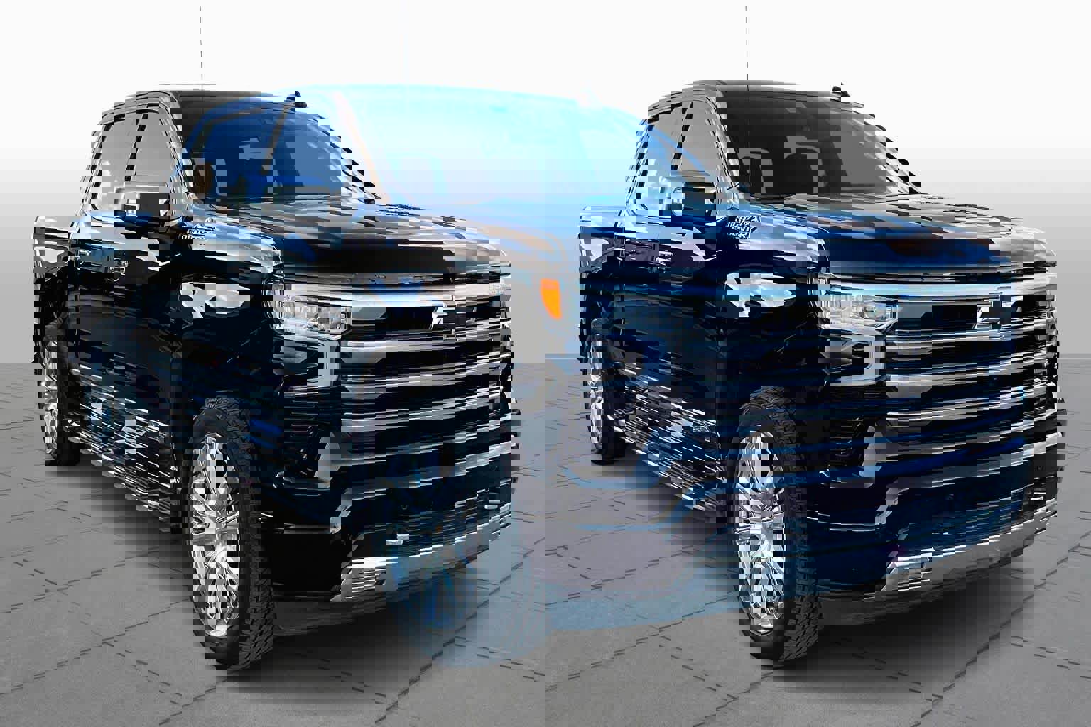 Used 2024 Chevrolet Silverado 1500 High Country w/ High Country Premium Package image 3