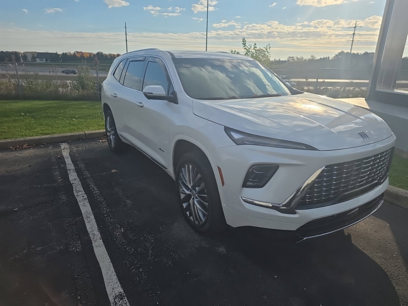 Used 2025 Buick Enclave Avenir FWD image 3