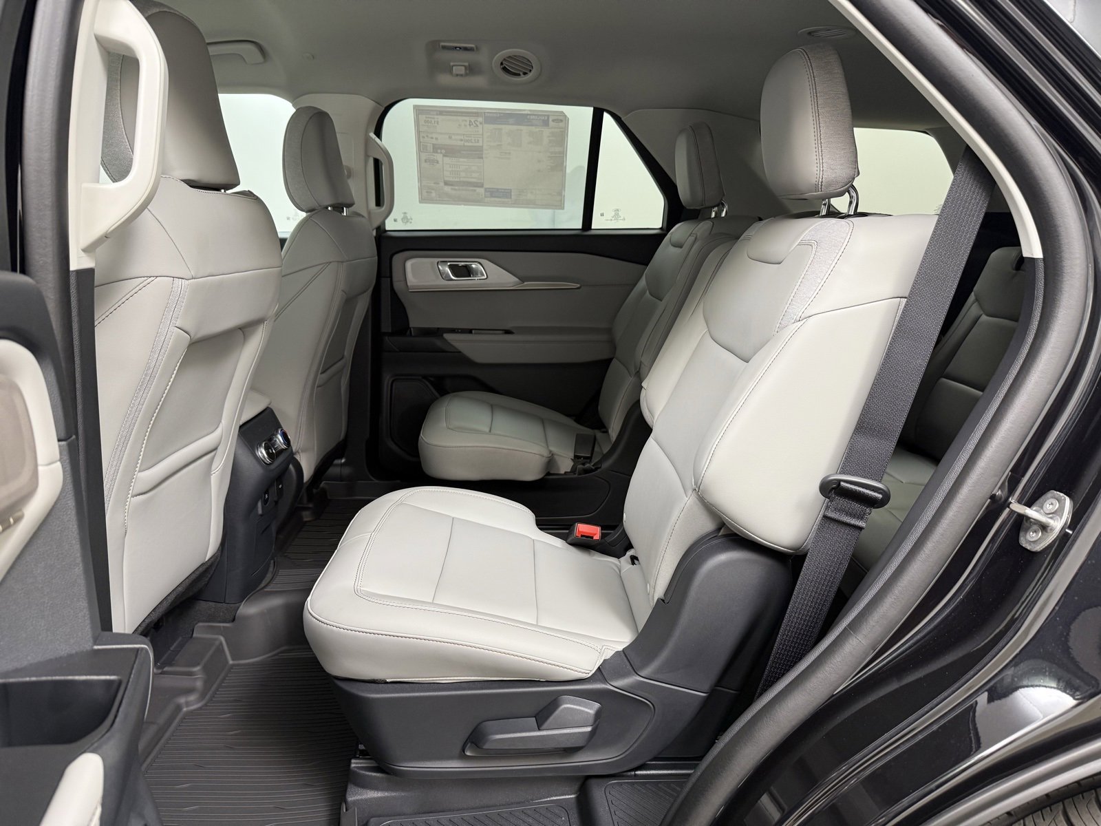 Used 2025 Ford Explorer Active w/ Active Comfort Package image 18