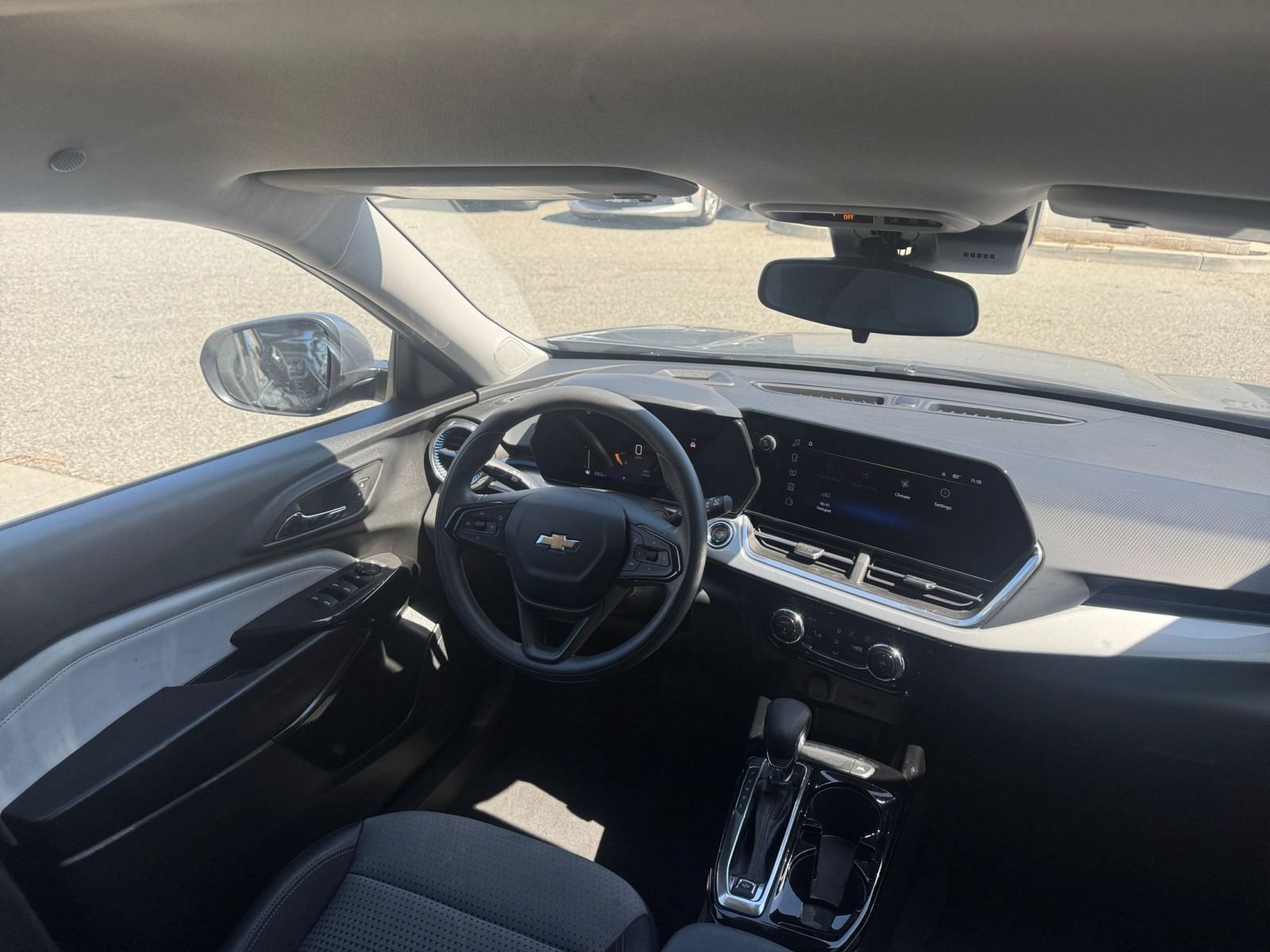 Used 2025 Chevrolet Trax LT FWD image 33