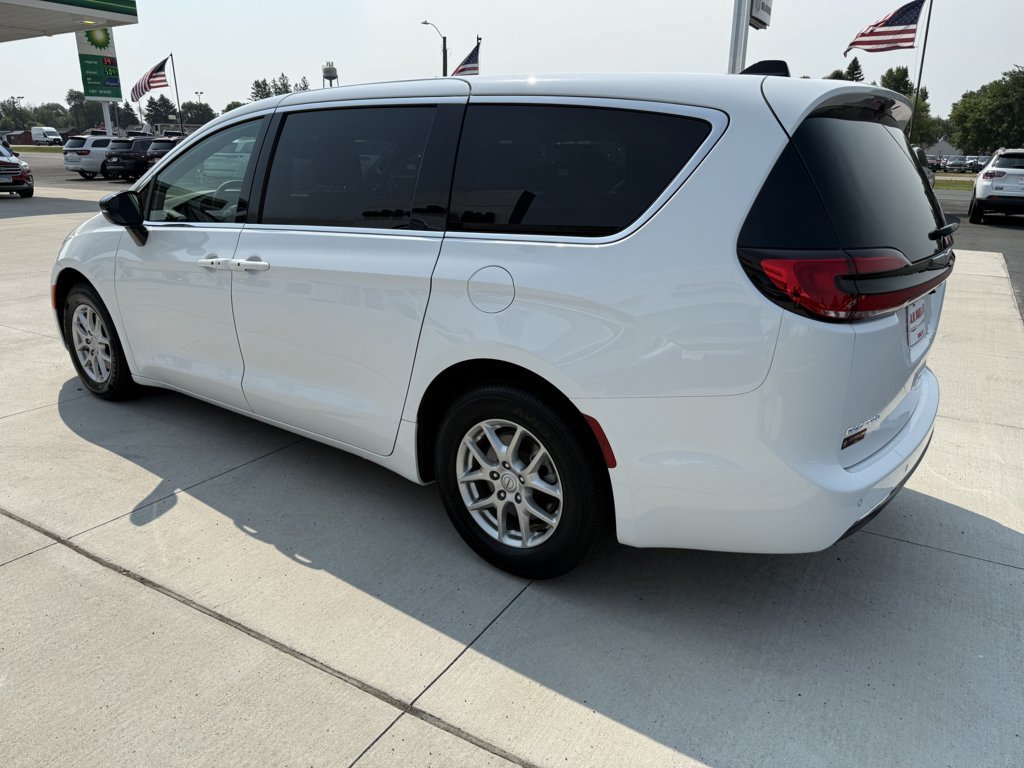 Used 2026 Chrysler Pacifica Select FWD image 6