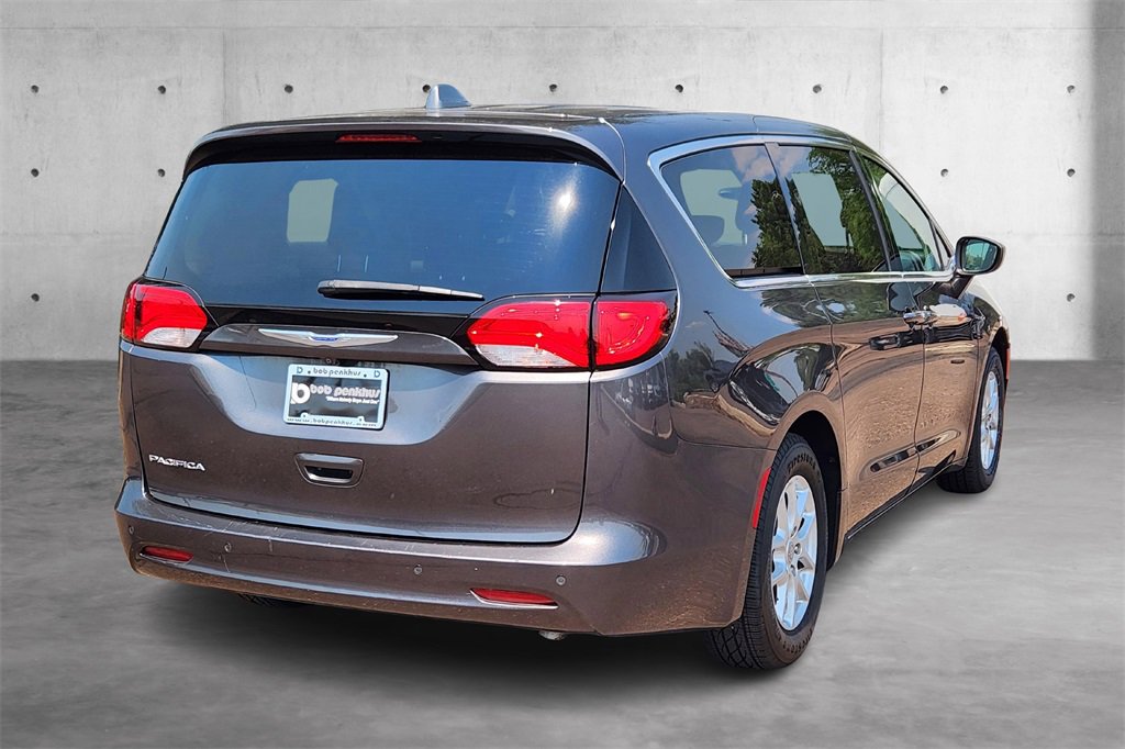 Used 2019 Chrysler Pacifica Touring image 4