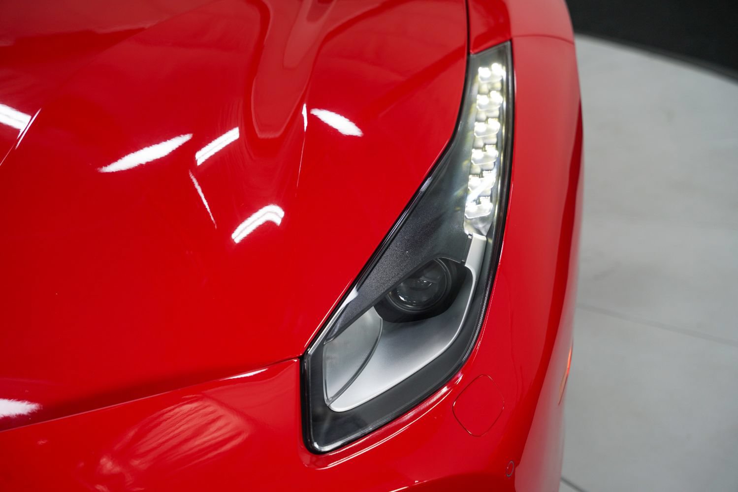 Used 2017 Ferrari 488 GTB RWD image 13