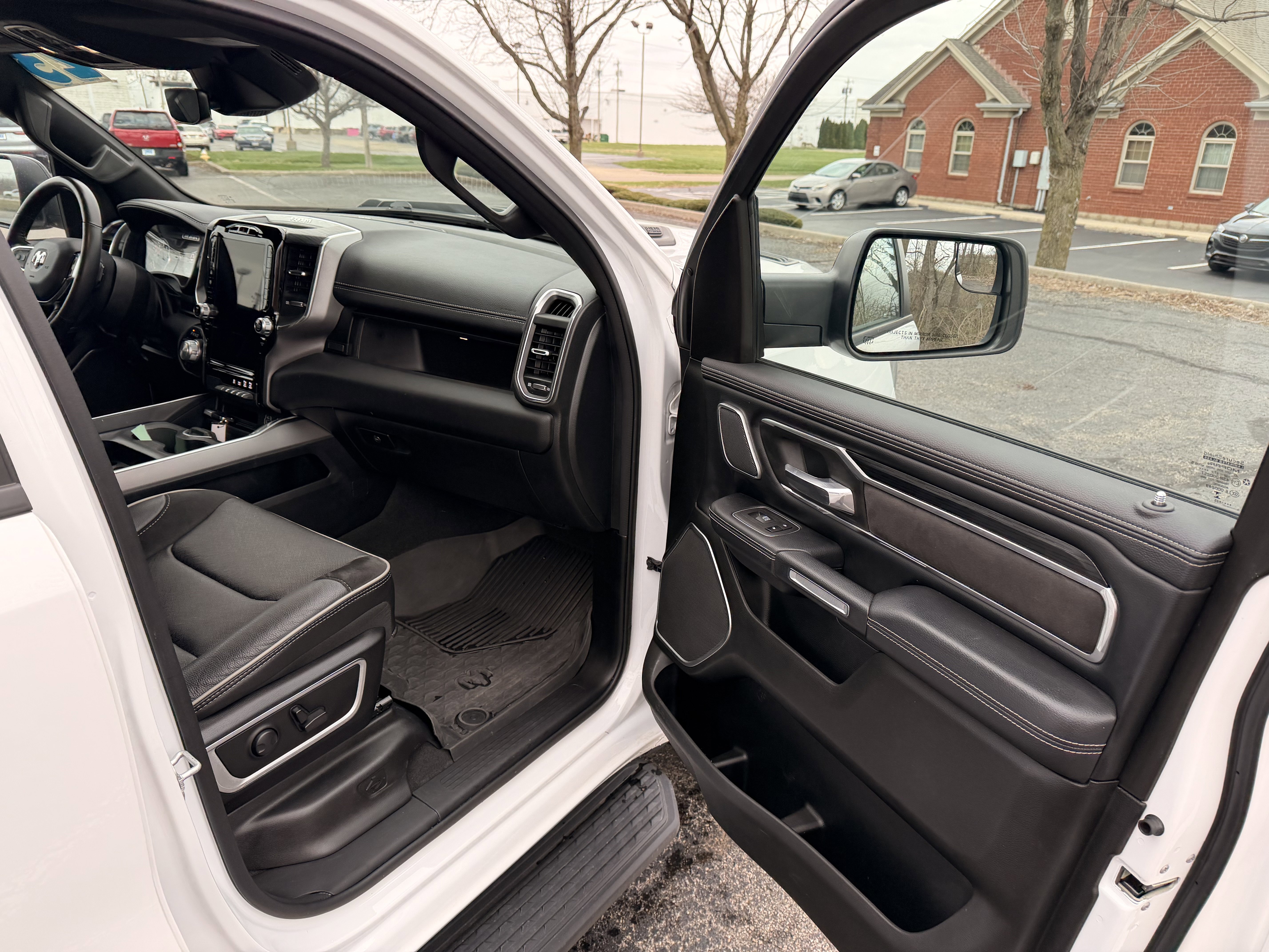 Used 2023 RAM 1500 Laramie AWD/4WD image 15