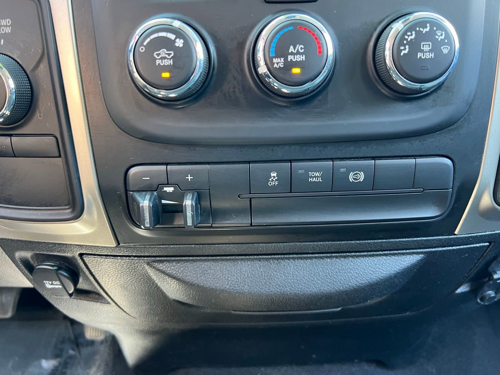 Used 2018 RAM 3500 SLT AWD/4WD image 35