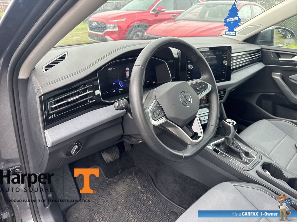 Used 2025 Volkswagen Jetta SE w/ Sunroof Package FWD image 14