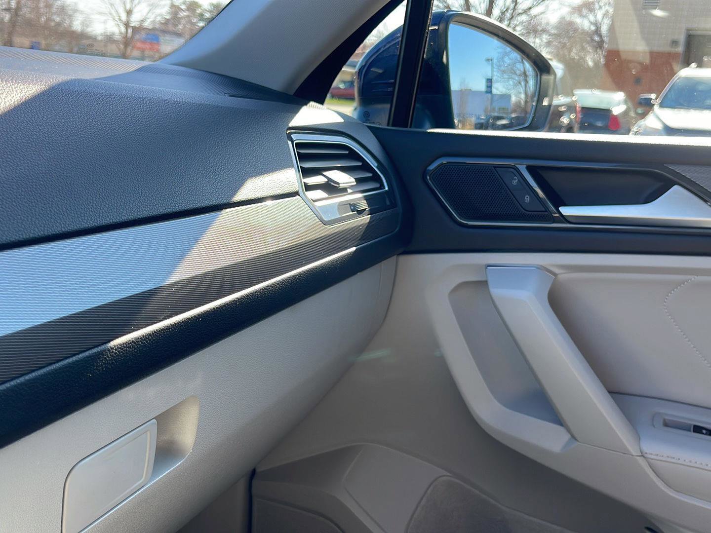 Used 2023 Volkswagen Tiguan SE w/ Panoramic Sunroof Package image 29