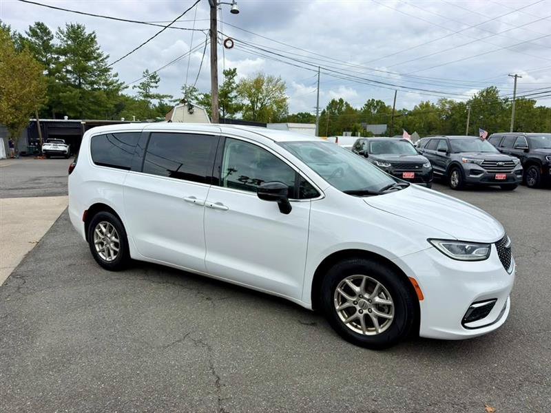 Used 2024 Chrysler Pacifica Touring-L FWD image 4