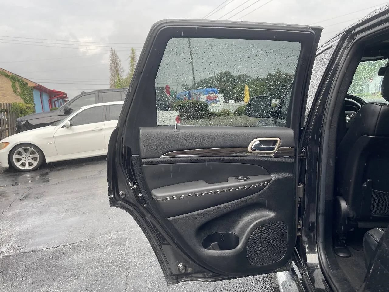 Used 2014 Jeep Grand Cherokee Overland w/ Advanced Technology Group AWD/4WD image 26