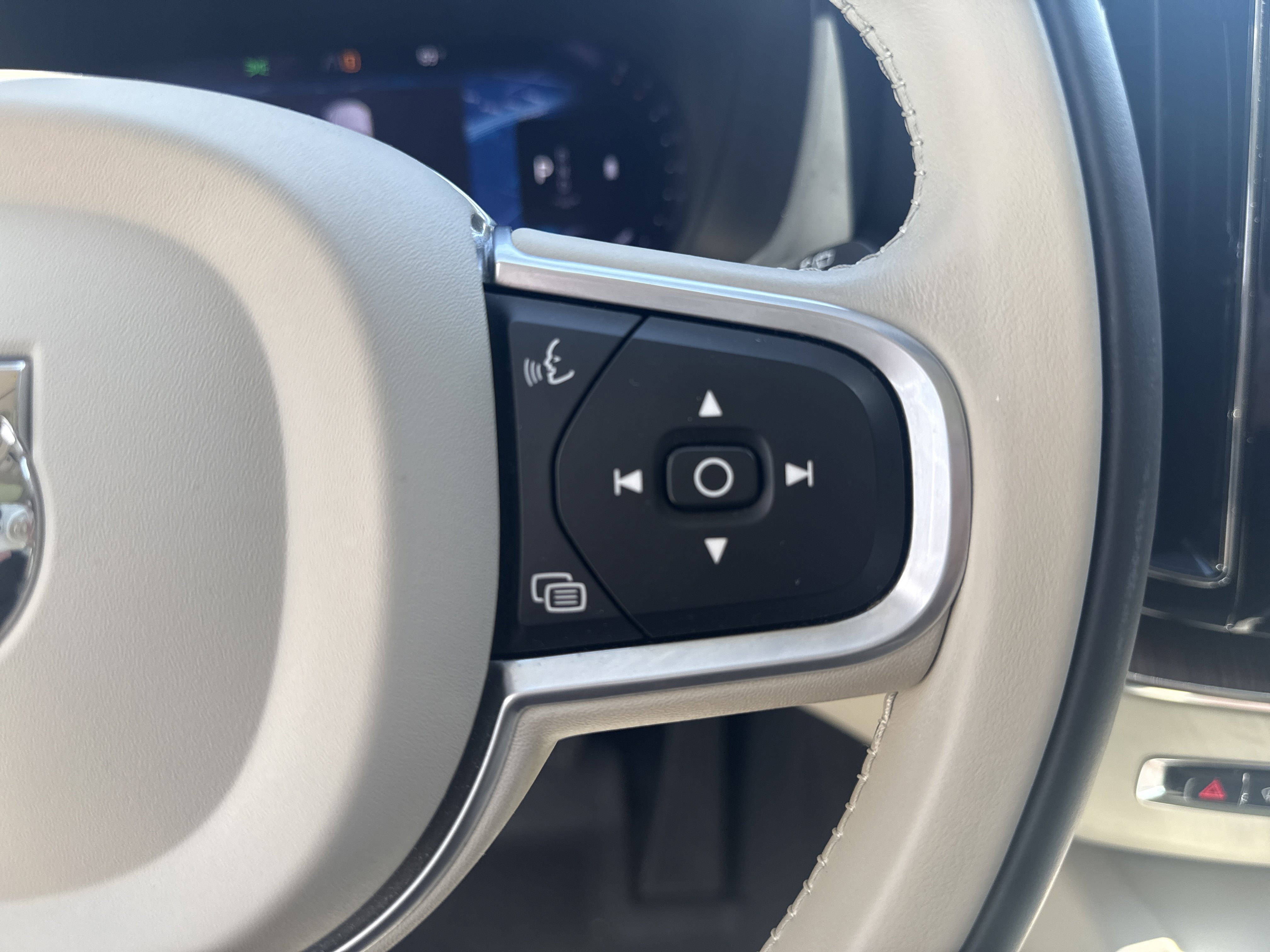 Used 2022 Volvo XC60 B5 Momentum w/ Climate Package image 29