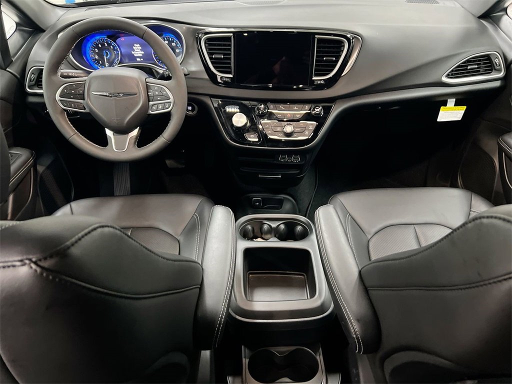 New 2025 Chrysler Voyager LX image 10