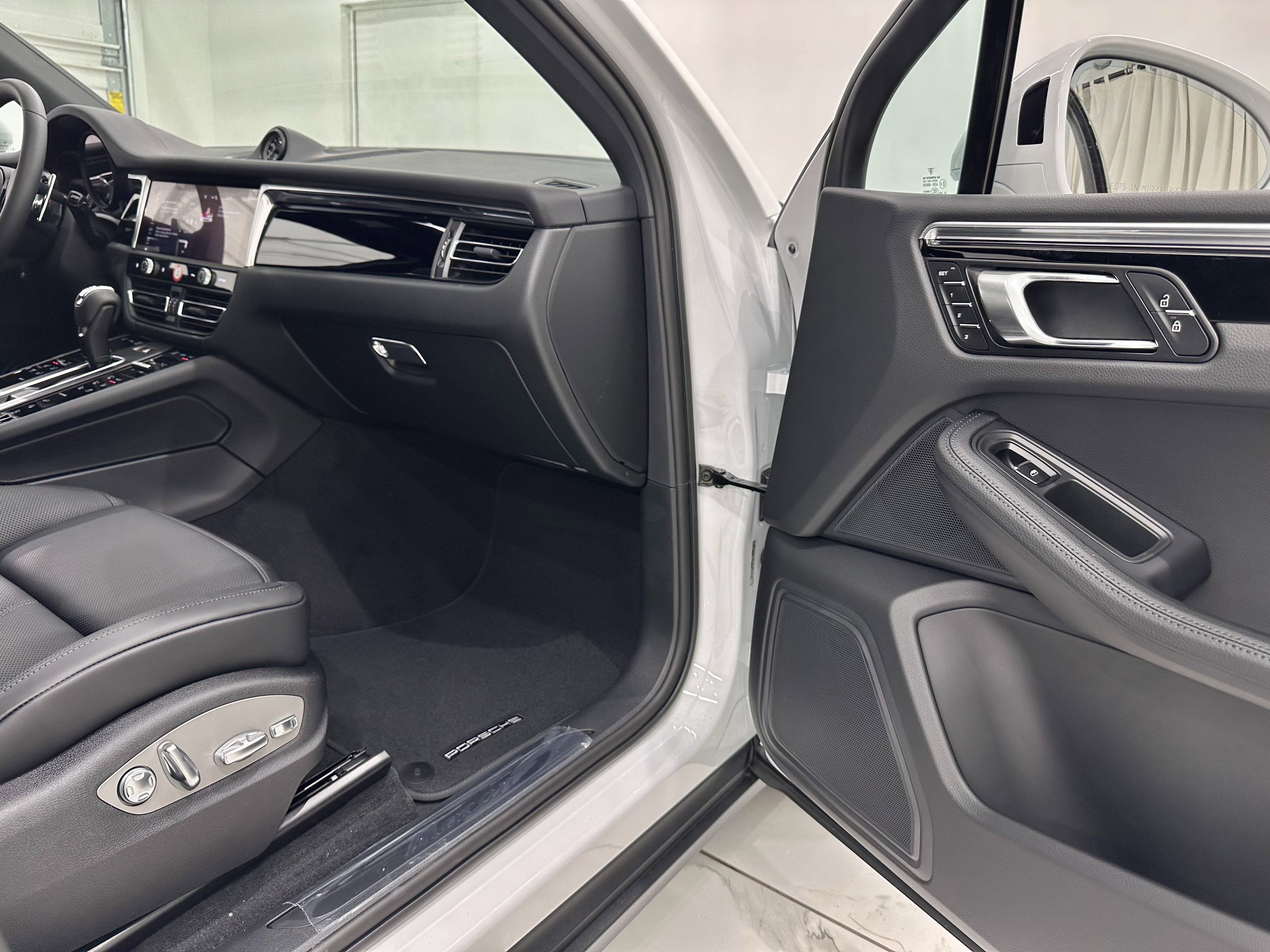 Certified 2025 Porsche Macan image 23