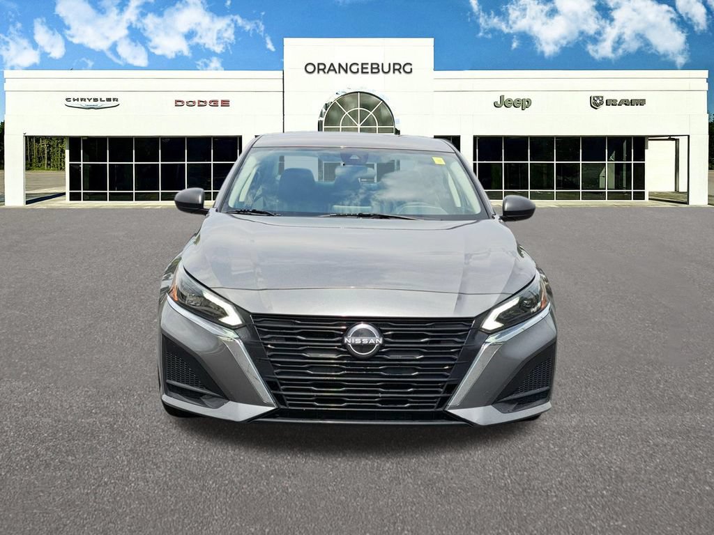 Used 2024 Nissan Altima 2.5 SV FWD image 2