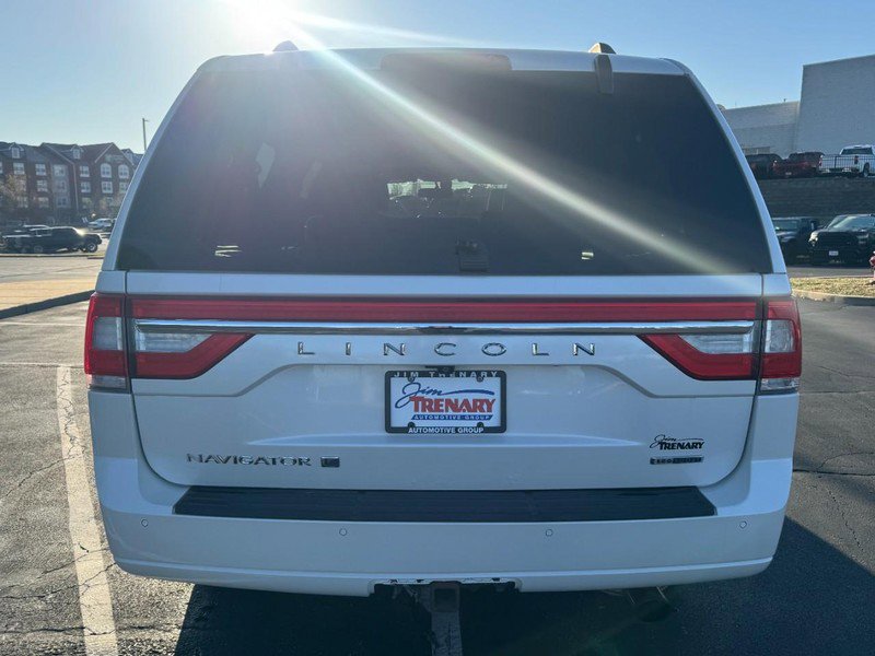 Used 2015 Lincoln Navigator L 4WD image 4