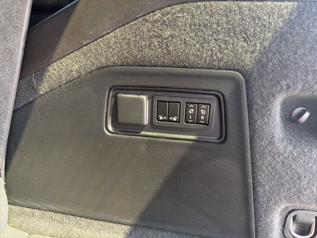 Used 2021 Cadillac Escalade Premium Luxury image 16