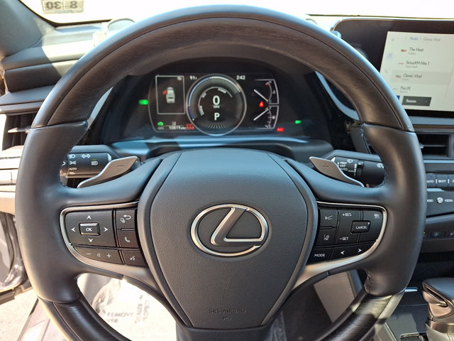 Used 2025 Lexus ES 300h w/ Luxury Package FWD image 18