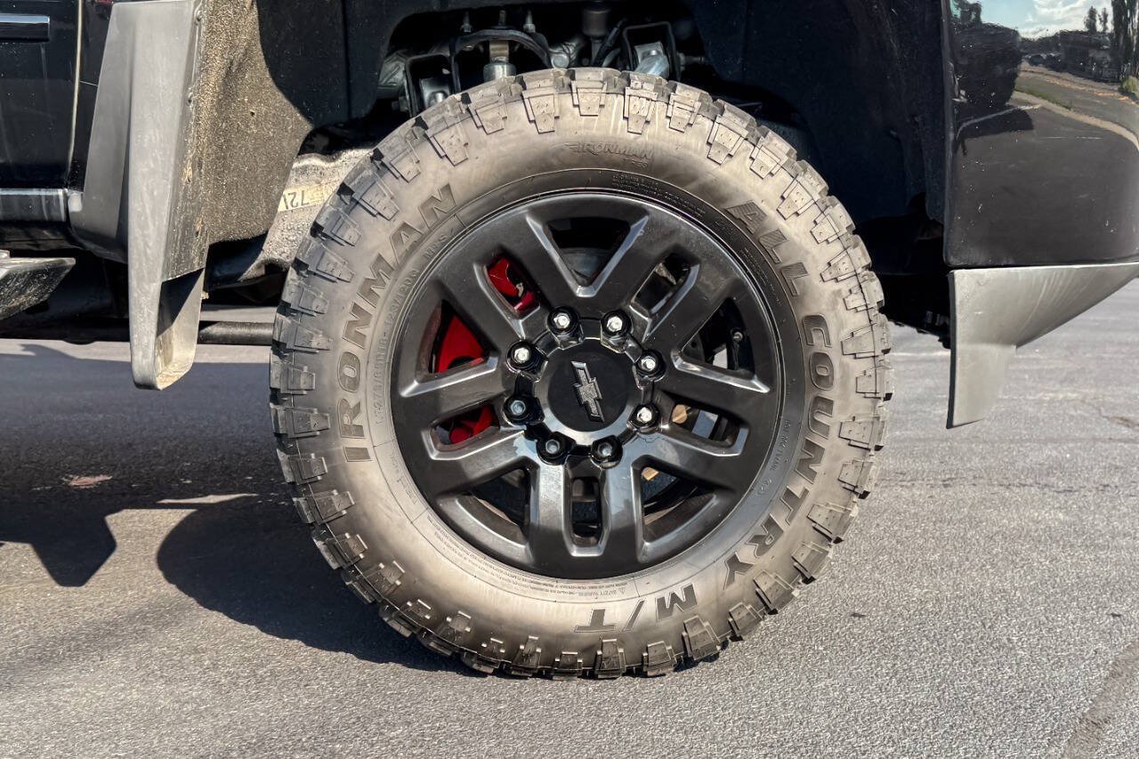 Used 2018 Chevrolet Silverado 2500 LT w/ Midnight Edition AWD/4WD image 10