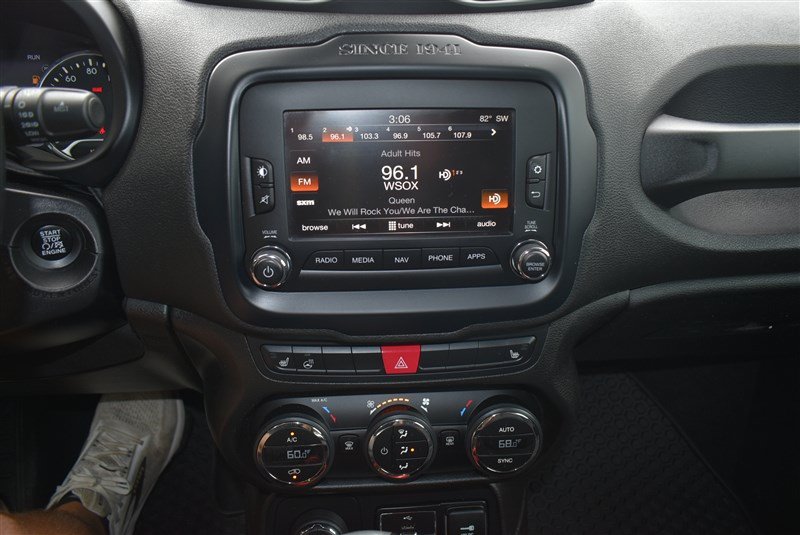 Used 2017 Jeep Renegade Trailhawk AWD/4WD image 16