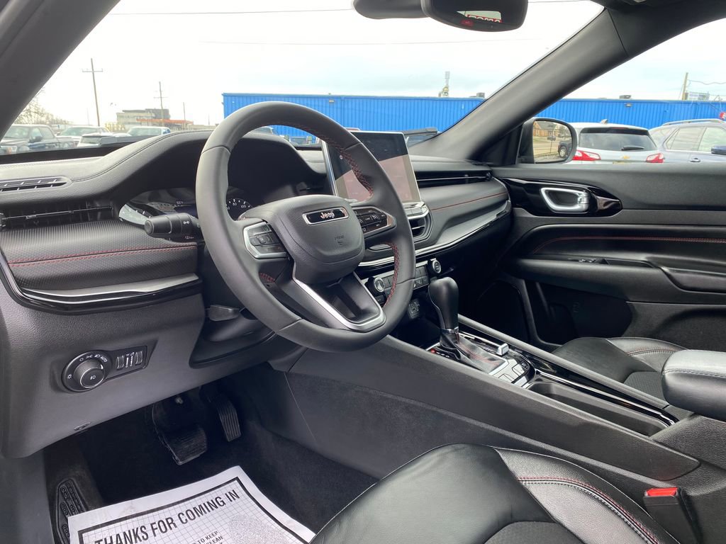 Used 2025 Jeep Compass Trailhawk image 9