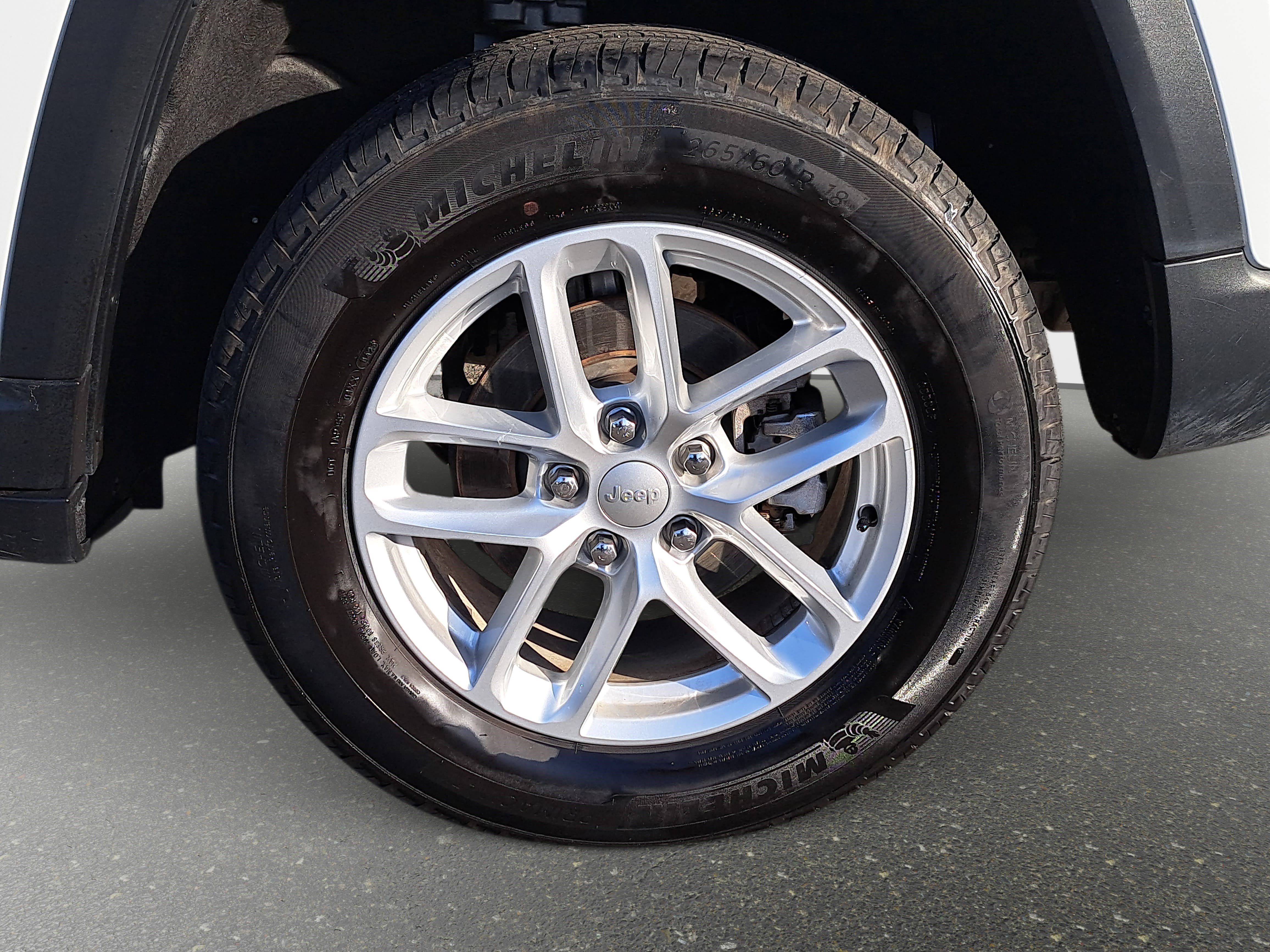 Used 2023 Jeep Grand Cherokee Laredo image 31