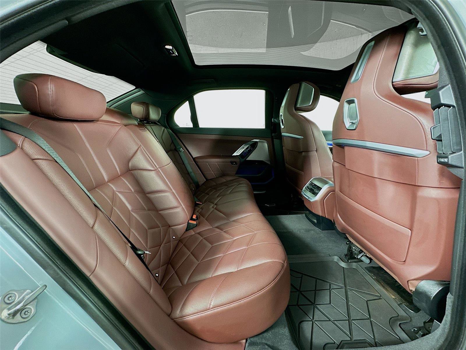 Used 2023 BMW 760i xDrive image 30