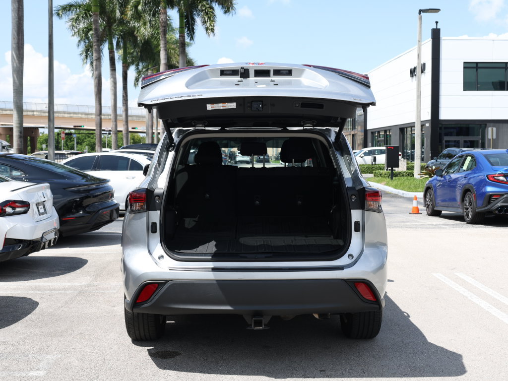 Used 2024 Toyota Highlander LE FWD image 7