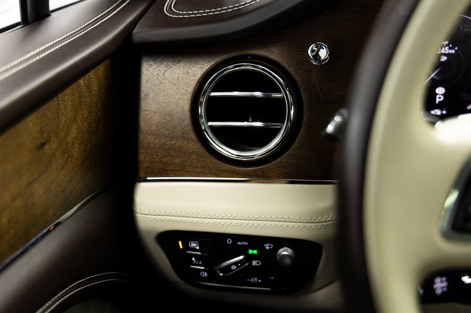 Used 2023 Bentley Bentayga AWD/4WD image 34