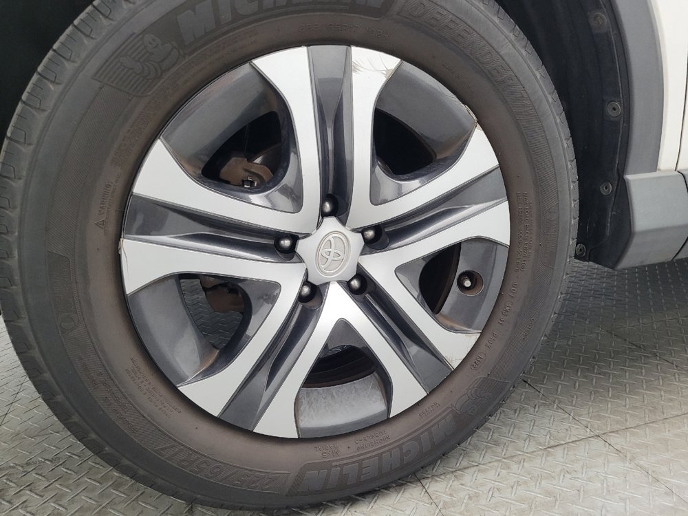 Used 2018 Toyota RAV4 LE FWD image 31