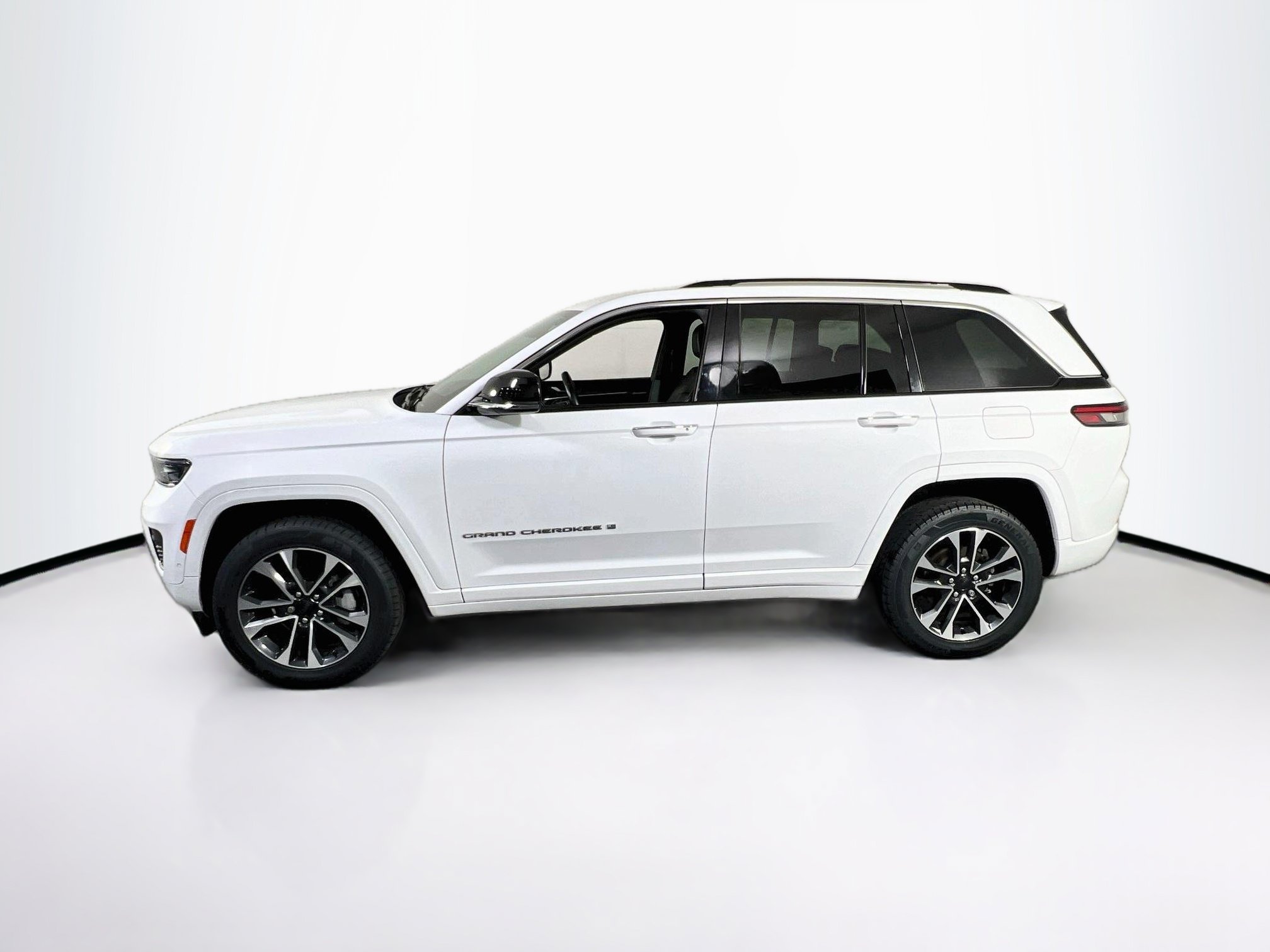 Used 2022 Jeep Grand Cherokee Overland AWD/4WD image 8