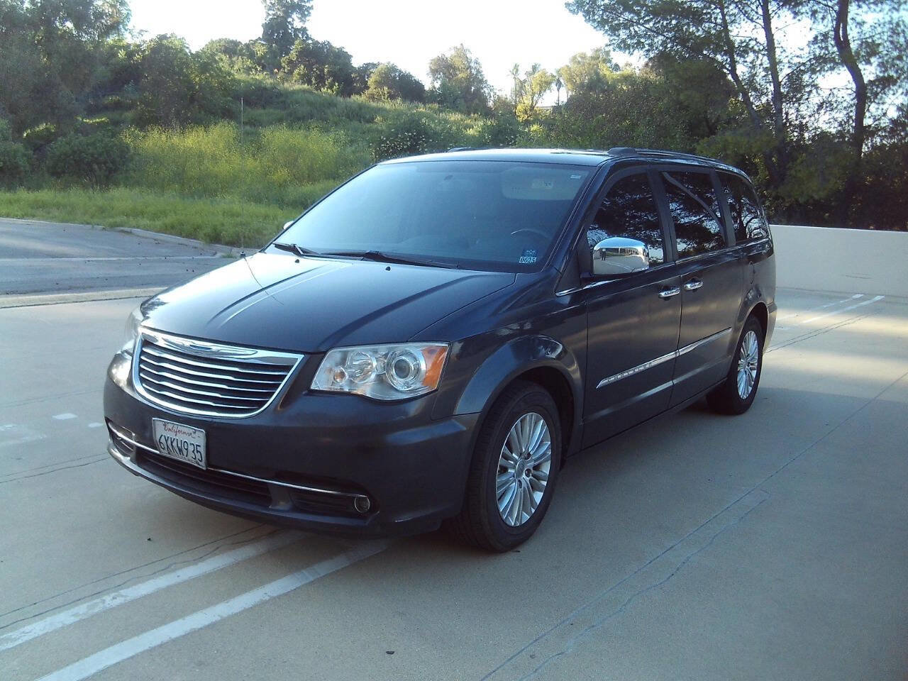Used 2012 Chrysler Town & Country Limited w/ Luxury Group image 4