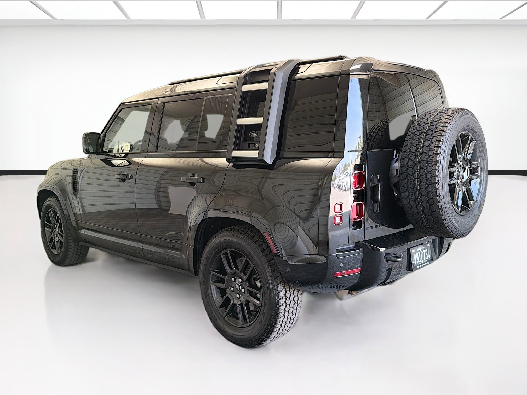Used 2024 Land Rover Defender 110 X-Dynamic SE image 6