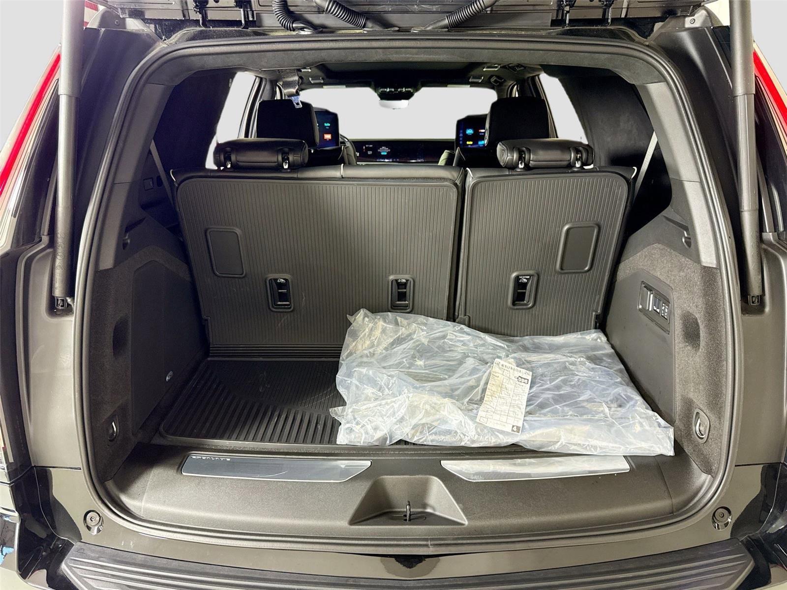 Used 2026 Cadillac Escalade V w/ LPO, ONYX Package AWD/4WD image 30