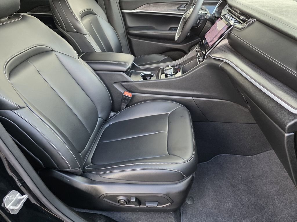 Used 2025 Jeep Grand Cherokee Limited w/ Black Appearance Package image 14