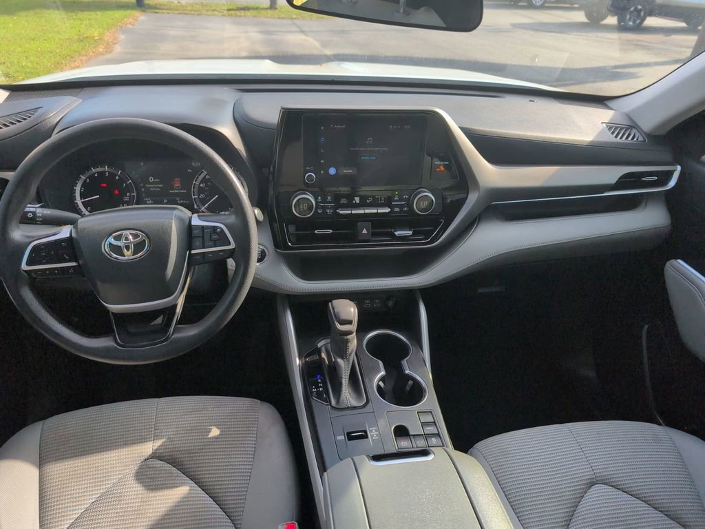 Used 2023 Toyota Highlander L image 10