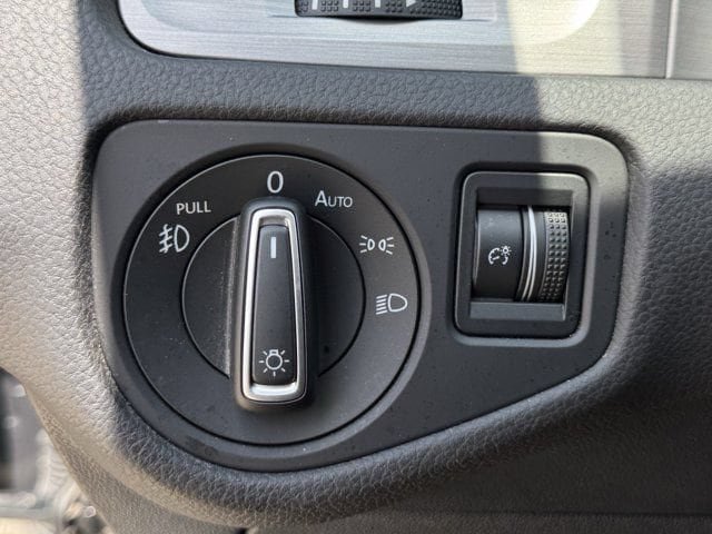 Used 2017 Volkswagen Golf SE FWD image 23