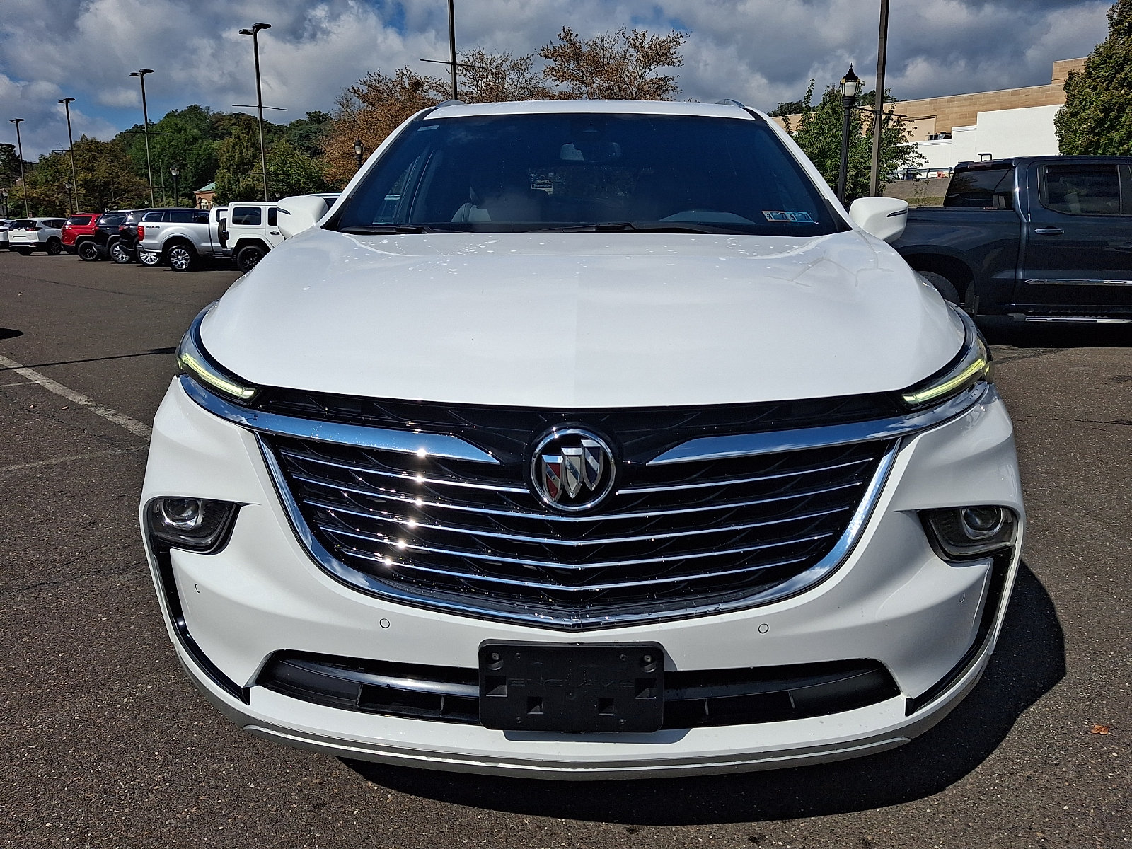 Used 2023 Buick Enclave Essence AWD/4WD image 2