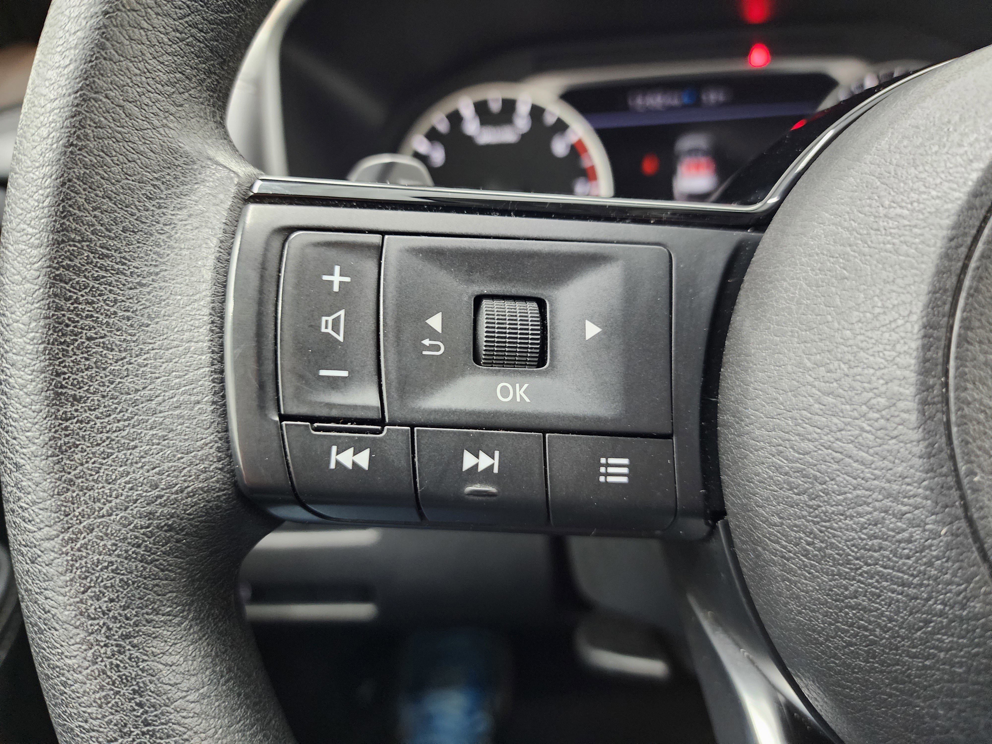 Used 2023 Nissan Rogue SV image 17