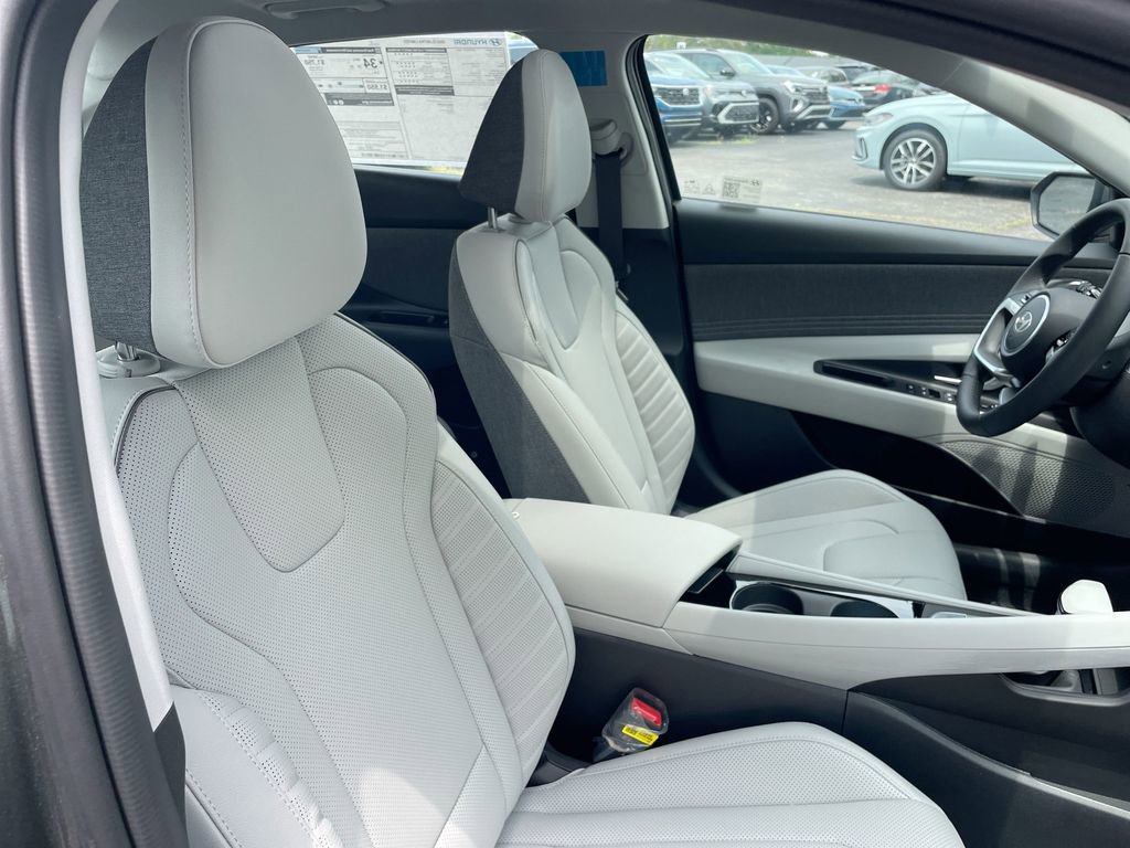 New 2025 Hyundai Elantra Limited image 50