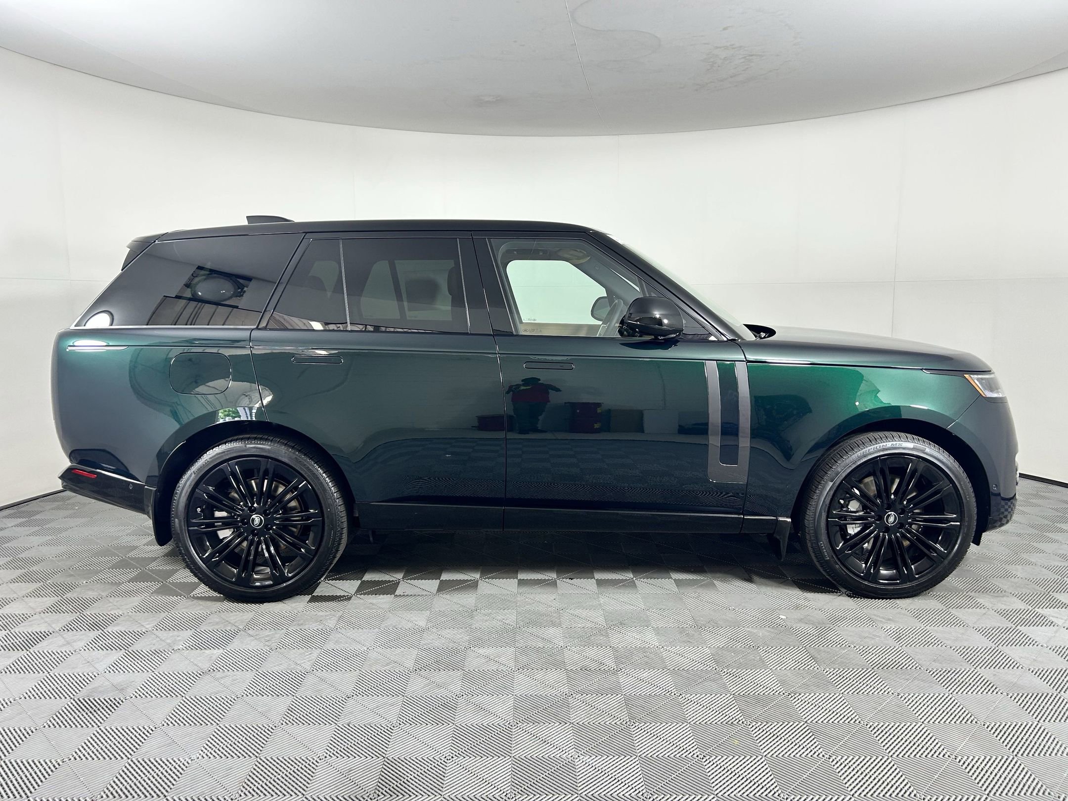 New 2025 Land Rover Range Rover SE image 6