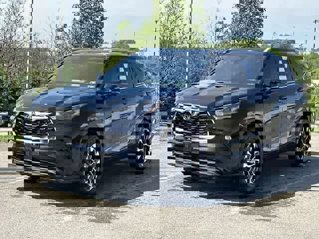 Used 2024 Toyota Highlander XLE AWD/4WD image 1