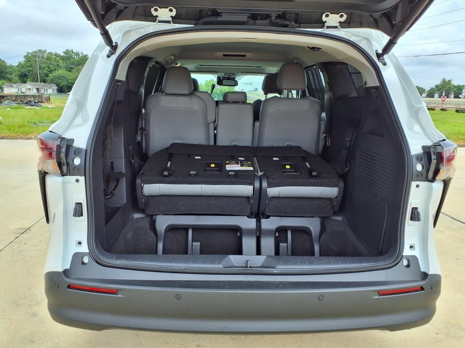 Certified 2026 Toyota Sienna XLE FWD image 8