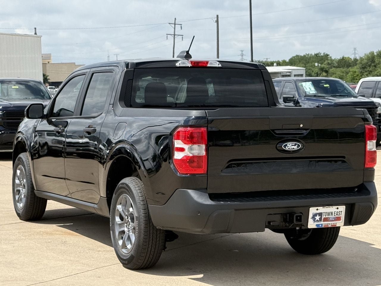 New 2026 Ford Maverick XLT w/ XLT Luxury Package FWD image 5