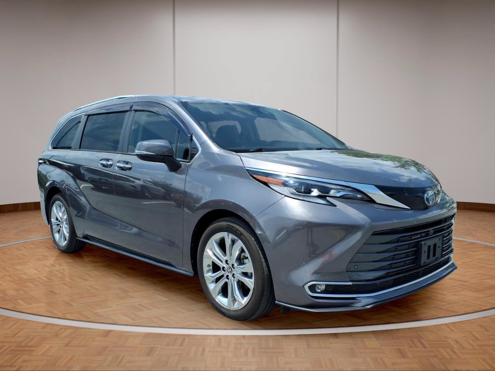 Used 2022 Toyota Sienna Platinum FWD image 1