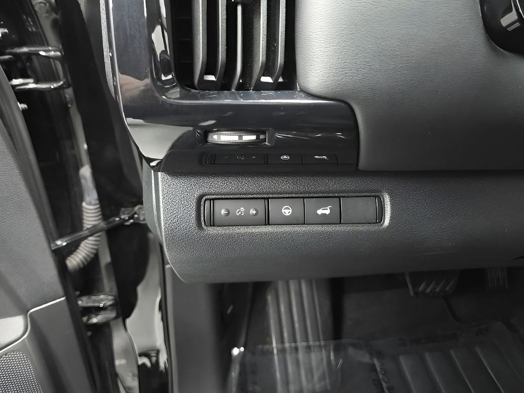 Used 2025 Nissan Pathfinder SV AWD/4WD image 11