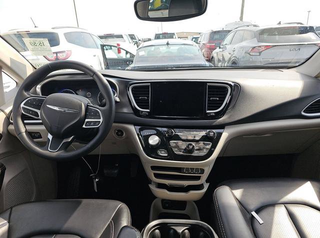 Used 2023 Chrysler Pacifica Touring-L image 5