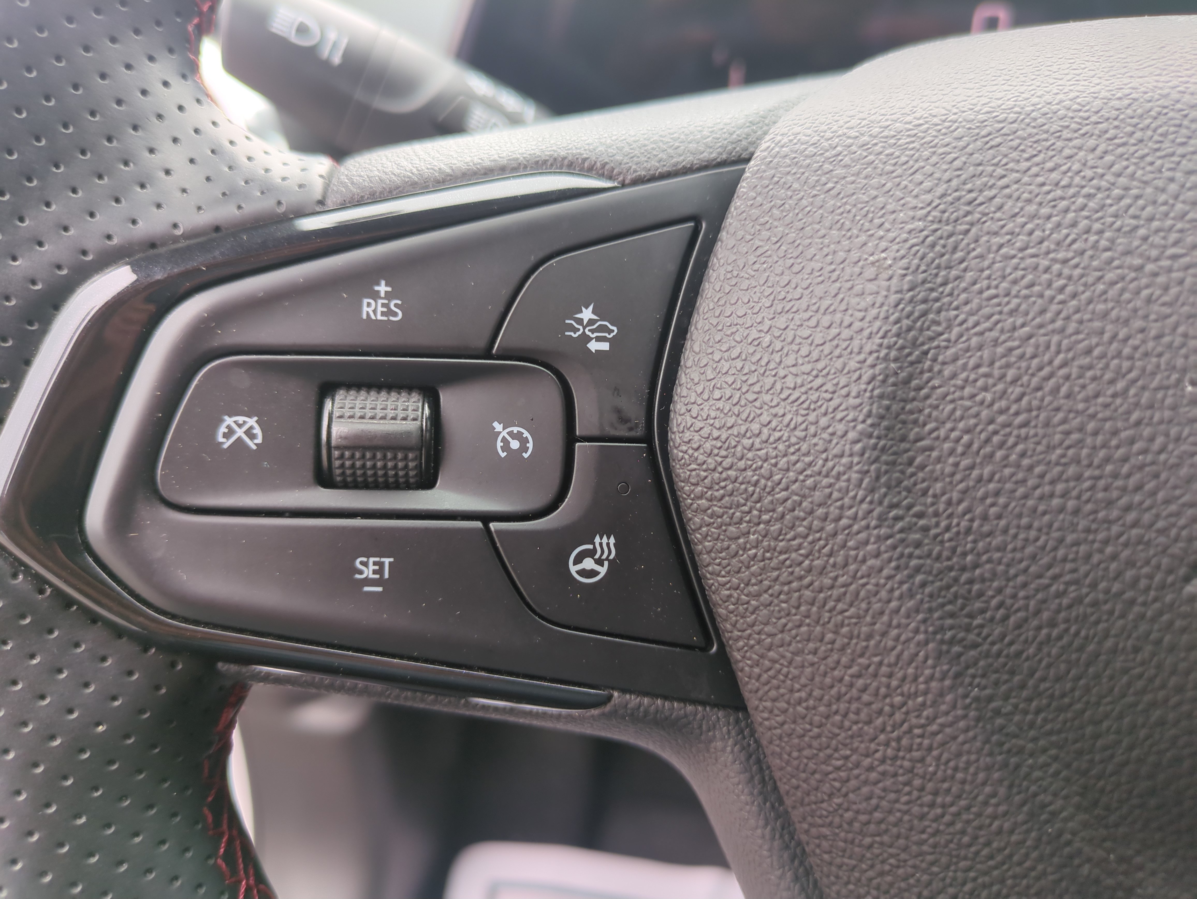 Used 2024 Chevrolet Trax RS FWD image 12