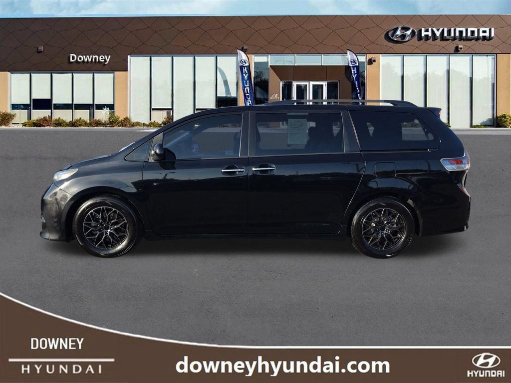 Used 2016 Toyota Sienna SE Premium FWD image 2