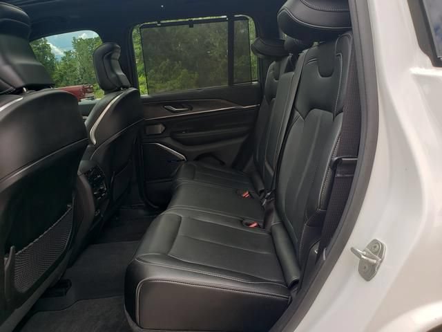 Used 2023 Jeep Grand Cherokee Overland w/ Luxury Tech Group IV AWD/4WD image 12