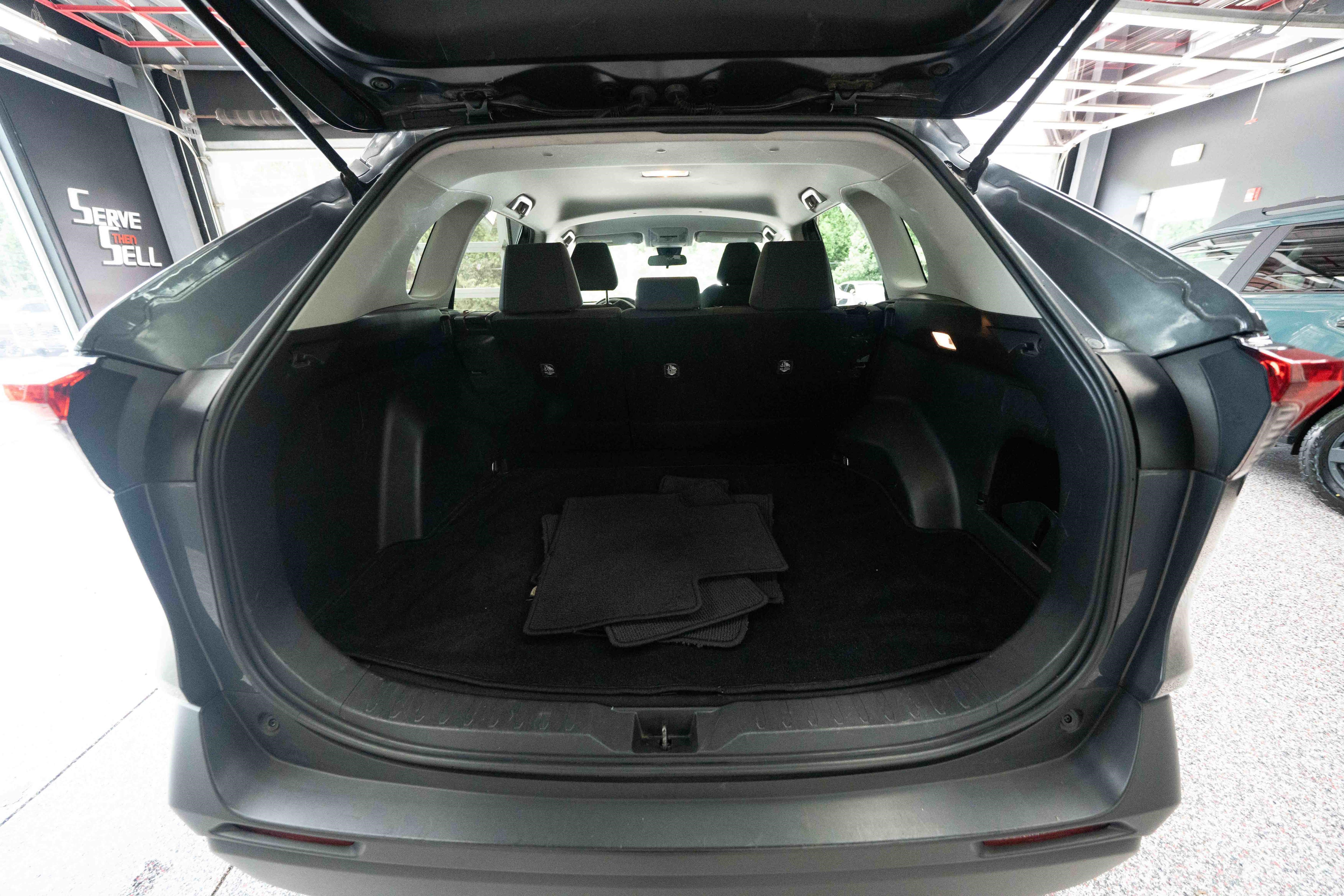 Used 2019 Toyota RAV4 LE w/ Carpet Mat Package FWD image 28